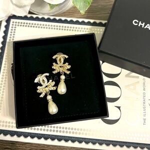 1AJ: CHANEL 2023 Faux Pearl Signature CC Crystal Drop ClipOn Earrings w/Box, EUC